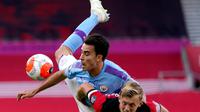 Bek Manchester City Eric Garcia dan pemain Southampton James Ward-Prowse berebut bola dalam lanjutan Liga Inggris di St. Mary Stadium, Minggu (5/7/2020).  Manchester City gagal memetik poin penuh setelah kalah tipis 0-1 saat bertandang ke markas Southamtpon. (AP Photo/Will Oliver,Pool)