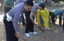 Mesranya prajurit TNI dan Polisi sapu lapangan buat salat Id