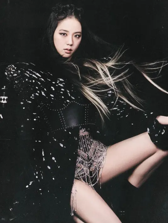 Tak kalah memukau, Jisoo juga memakai multicolored fringe swarovski karya Diana.