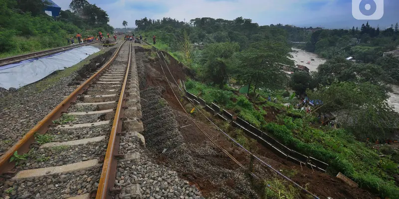 Tebing Rel Kereta Longsor di Bogor, Dua Orang Tewas, Empat Hilang