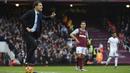 Pelatih West Ham, Slaven Bilic, memberikan instruksi kepada anak asuhnya saat melawan Liverpool. The Hammers sukses meraih kemenangan kedelapan mereka musim ini usai menaklukan The Reds. (Reuters/Toby Melville)