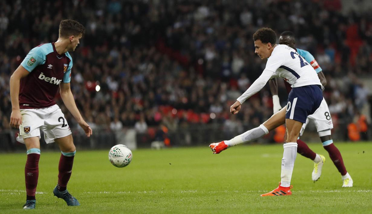 Gelandang Tottenham Hotspur, Dele Alli, melepaskan tendangan ke gawang West Ham United pada laga Piala Liga Inggris di Stadion Wembley, Rabu (25/10/2017). West Ham United menang 3-2 atas Tottenham Hotspur. (AP/Kirsty Wigglesworth)
