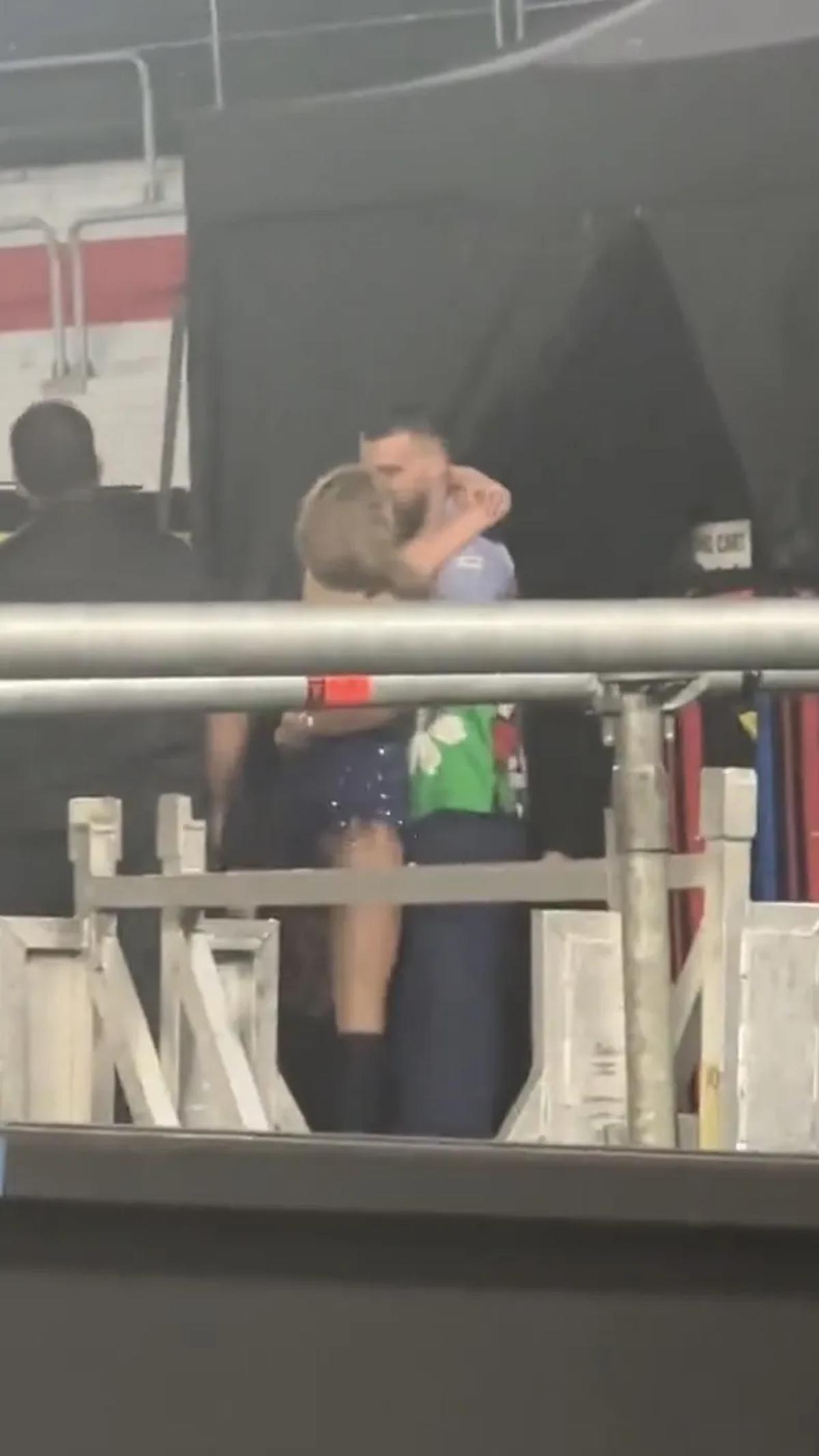 Momen Ciuman yang Membuat Swifties Bergemuruh