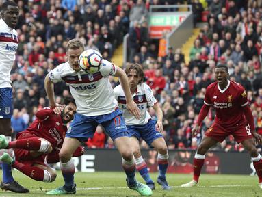 Pemain Liverpool, Mohamed Salah jatuh saat berebut bola dengan pemain Stoke city pada lanjutan Premier League di Anfield, Liverpool, (28/4/2018). Liverpool hanya bermain imbang 0-0 melawan Stoke City. (Martin Rickett/PA via AP)