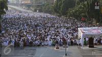 Umat Muslim di kawasan Jatinegara dan sekitarnya melaksanakan sholat Idul Adha 1436 H, Jakarta, Kamis (24/9/2015). Ruas Jalan Jatinegara Barat disulap menjadi tempat pelaksanaan salat. (Liputan6.com/Yoppy Renato)