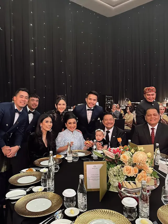 6 Potret Jessica Mila Kondangan Bareng Keluarga Suami, Anggun dan Modis