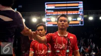 M Ahsan (kanan)/Hendra Setiawan menyalami wasit usai laga melawan Baptise Careme/Ronan Labar (Perancis)di Total BWF World Championships 2015 di Jakarta, Rabu (12/8/2015). Hendra/Ahsan unggul 19-21, 21-17, 21-18. (Liputan6.com/Helmi Fithriansyah)