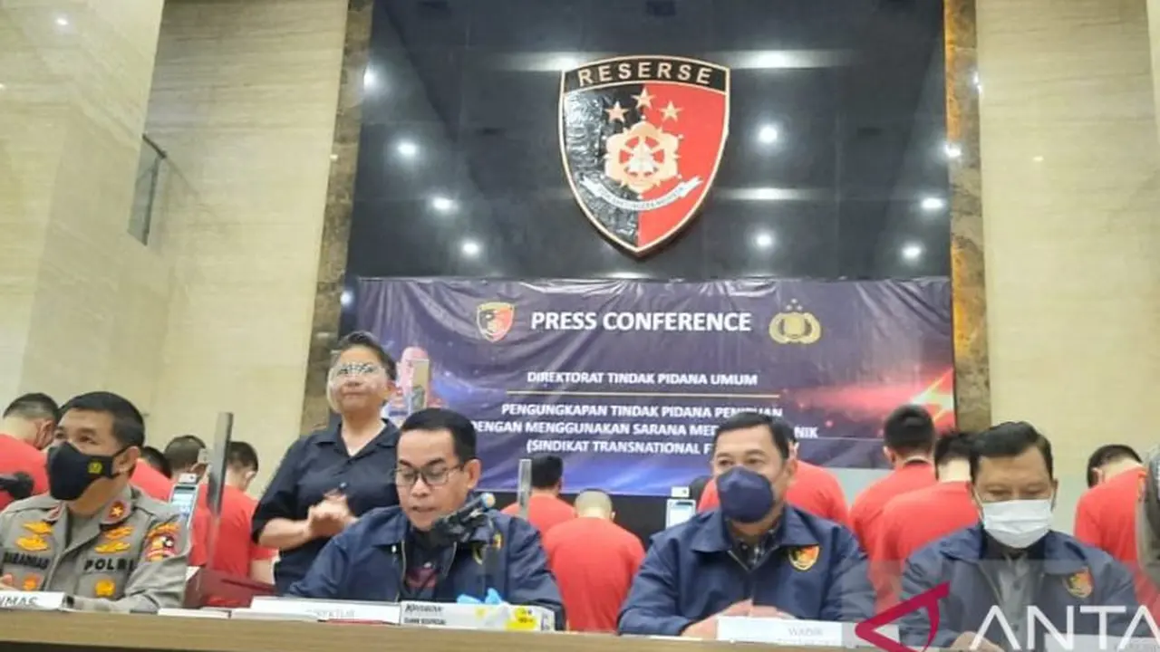 Direktorat Tindak Pidana Umum (Dittipidum) Bareskrim Polri mengungkap kejahatan penipuan lintas negara melibatkan 26 warga negara asing (WNA) asal China dan Taiwan, di Mabes Polri, Jakarta, Selasa (15/3/2022). (ANTARA/Laily Rahmawaty)