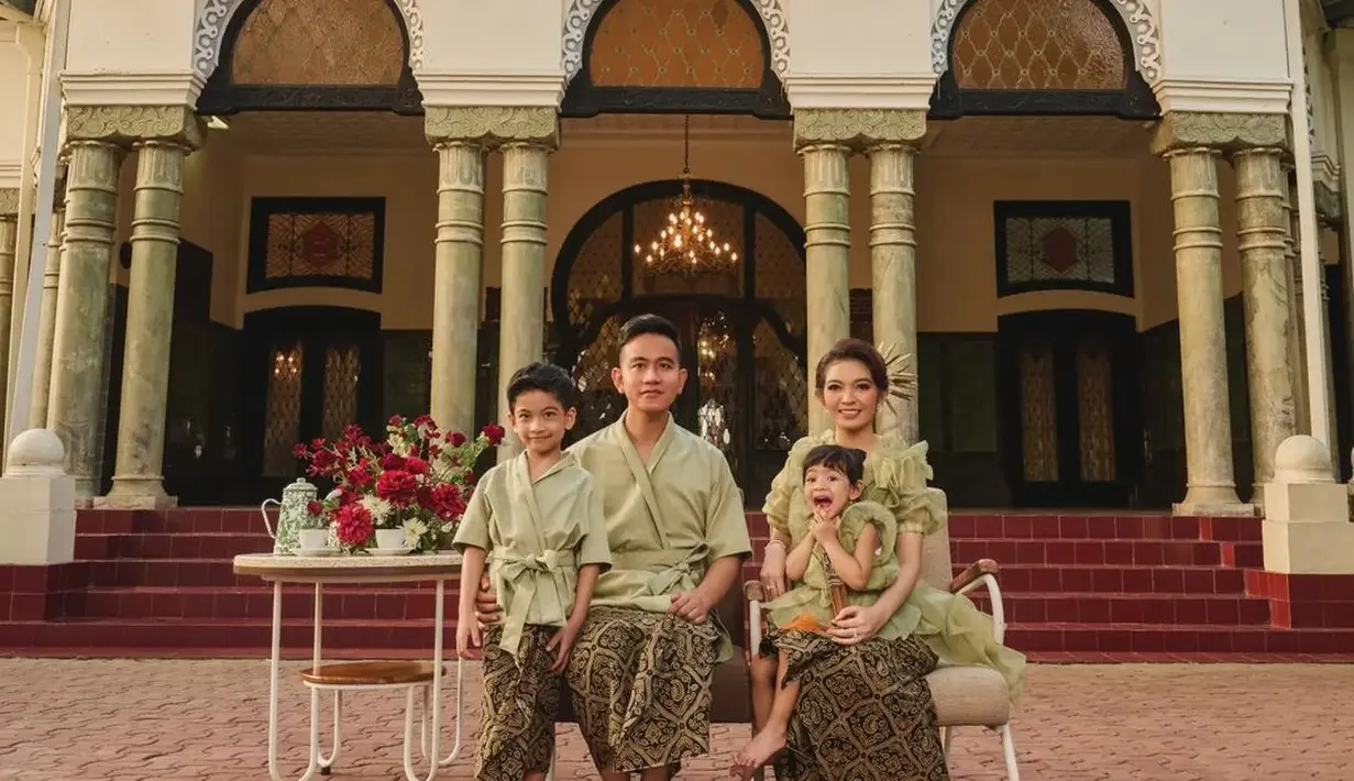 Dalam foto ini, Gibran Rakabuming lagi-lagi memberikan senyumannya ke arah kamera. Diikuti sang putri yang begitu bahagia menjalani pemotretan. (Foto: Instagram/@riomotret)