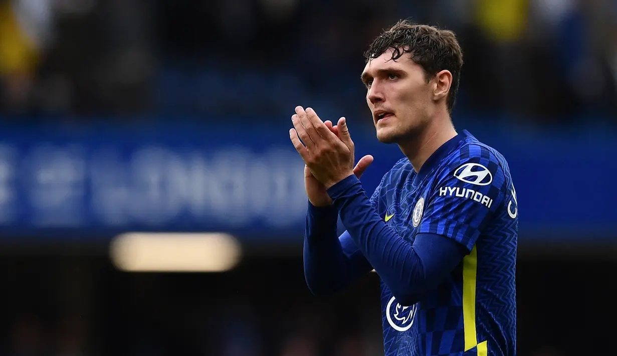 Andreas Christensen. Bek tenagh Denmark berusia 26 tahun yang baru saja bergabung dengan Barcelona pada awal musim 2022/2023 ini tercatat pernah menjadi milik Chelsea selama 6 musim mulai 2014/2015 hingga 2021/2022. Saat Chelsea menjuarai Liga Inggris musim 2014/2015 ia baru saja dipromosikan ke tim utama dan hanya tampil dalam 1 laga di Liga Inggris sehingga tidak berhak atas medali juara. Sementara saat The Blues kembali jadi juara Liga Inggris pada musim 2016/2017 ia tengah menjalani musim keduanya dipinjamkan ke Borussia Monchengladbach. (AFP/Ben Stansall)