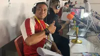 Sosok Firman Utina saat menjadi komentator play by play pertandingan Timnas Indonesia versus Argentina hari Senin (19/06/2023). (Ario Yosia/Bola.com)