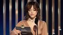 <p>Jenna Ortega sedang memberikan penghargaan pada acara Golden Globe Awards 2023 di Beverly Hilton Hotel, Beverly Hills, California, Amerika Serikat, 10 Januari 2023. Acara ini kali pertama Jenna Ortega menjadi presenter. (Rich Polk/NBC via AP)</p>