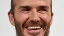 Mantan pemain sepak bola Inggris David Beckham tampil dalam acara promo kasino di Tokyo, Jepang (4/10). Dalam kesempatan itu, Beckham menjadi duta milik Sands Robert Goldstein yang mempromosikan potensi kasino di Jepang. (AFP Photo/Toru Yamanaka)