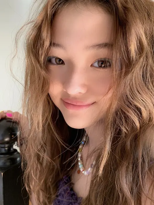 Ingin tampil natural khas musim panas, gaya rambut beach wave bisa jadi andalan.  [Foto: Instagram/ Ella Gross]