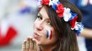 Ekspresi fans cantik saat mendukung timnas Prancis melawan Jerman pada semifinal piala Eropa 2016 di Stade Velodrome, Marseille, (7/7/2016). (REUTERS/Christian Hartmann)