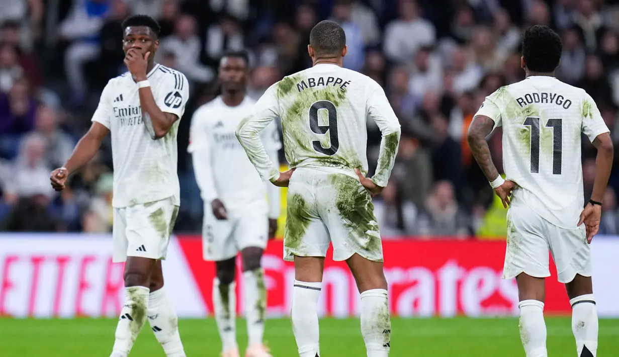 Pemain Real Madrid tampak kecewa setelah ditaklukkan Valencia pada laga pekan ke-30 La Liga di Stadion Santiago Bernabeu, Sabtu (5/4/2025). (AP Photo/Manu Fernandez)