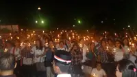 Ribuan pendukung Basuki Tjahaja Purnama atau Ahok dan Djarot Saiful Hidayat menggelar aksi menyalakan lilin dan doa bersama jelang sidang vonis Ahok. (Liputan6.com/Delvira Chaerani Hutabarat)