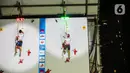 Atlet panjat tebing Indonesia Aspar Jailolo (kanan) beradu kecepatan dengan atlet panjat tebing Indonesia Kiromal Katibin saat final kategori speed dalam Kejuaran Dunia Panjat Tebing 2022 (International Federation of Sport Climbing/IFSC) di Jakarta, Sabtu (24/9/2022). Aspar berhasil mengalahkan lawan yang juga kompatriotnya, Kiromal Katibin. Catatan waktu Aspar adalah 5,39 detik. (Liputan6.com/Faizal Fanani)