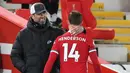 Jordan Henderson. Kapten Liverpool ini masih bernegosiasi mengenai perpanjangan kontraknya bersama The Reds. Manajer tim Jurgen Klopp menyampaikan titik terang perpanjangan kontrak selama 3 tahun anak asuhnya tersebut sebelum laga perdana musim ini melawan Norwich City. (Foto: AFP/Pool/Paul Ellis)