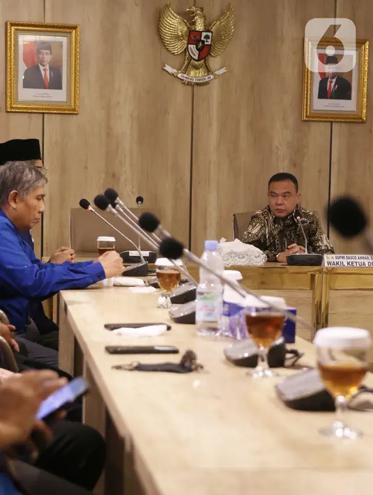 Wakil Ketua DPR Sufmi Dasco Ahmad menerima perwakilan buruh Konfederasi Serikat Pekerja Seluruh Indonesia (KSPSI) di Senayan, Jakarta, Rabu (23/3/2022). Buruh memberikan tuntutan, salah satunya menolak Revisi UU 12/2011 tentang pembentukan Peraturan Perundang-undangan. (Liputan6.com/Angga Yuniar)