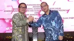 Dirut Bank Mandiri Kartika Wirjoatmodjo dan Dirjen AHU Kemenkumham Cahyo Rahadian Muzhar bersalaman usai penandatanganan perjanjian kerja sama di Jakarta, Kamis (1/8/2019). Bank Mandiri menyediakan fasilitas layanan pembayaran PNBP secara online/realtime. (Liputan6.com/Angga Yuniar)