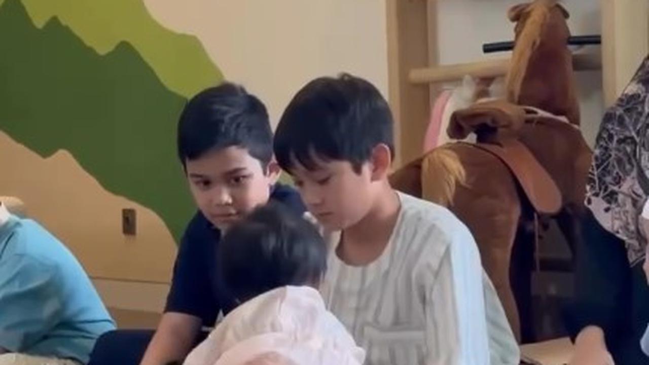 Gemes Banget, Ini Momen Rafathar Ikut Pesantren Kilat Sambil Momong Rayyanza dan Lily