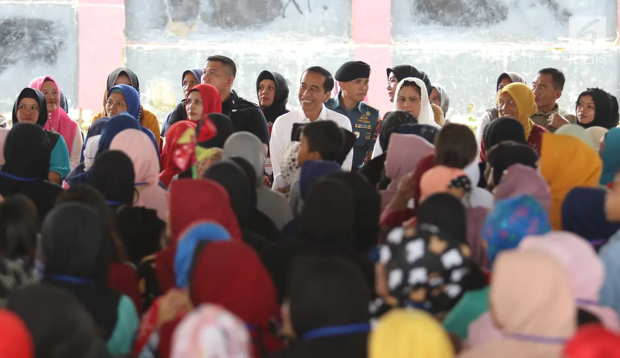 Presiden Joko Widodo bersama Ibu Negara Iriana menemui ibu-ibu penerima program Membina Keluarga Sejahtera (Mekaar) di Garut, Jawa Barat, Jumat (18/1). Penerima program Mekaar di Kabupaten Garut sudah mencapai 87.000 orang. (Liputan6.com/Angga Yuniar)