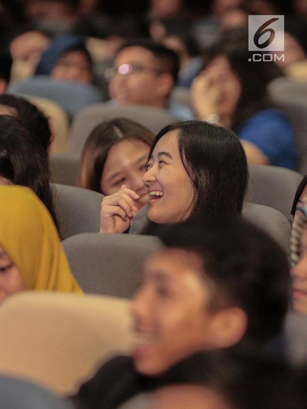 Peserta tertawa saat Cak Blangkon tampil dalam Emtek Goes to Campus 2018 di Universitas Kristen Petra Surabaya, Jawa Timur, Kamis (15/11). EGTC bertujuan memperkenalkan dan mendekatkan Emtek Media Group pada generasi milenia. (Liputan6.com/Faizal Fanani)