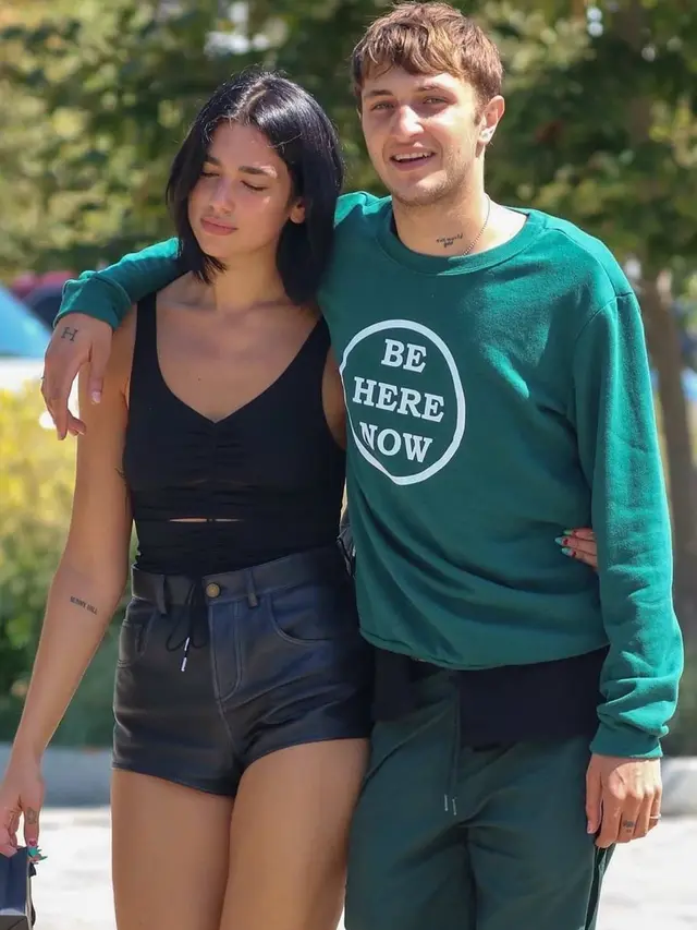 Momen Kedekatan Anwar Hadid dengan Dua Lipa, Umbar Kemesraan