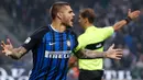 Pemain Inter Milan, Mauro Icardi melakukan selebrasi setelah mencetak gol ke gawang AC Milan pada pekan kedelapan Liga Italia di Stadion Giuseppe Meazza, Minggu (15/10). Gol Inter Milan diborong oleh Icardi, 3-2. (AP/Antonio Calanni)