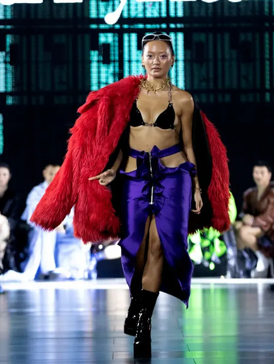 Asmara Abigail pamer pesona eksotisnya dengan busana minimalis. Mengenakan bra latex yang memiliki rantai dipadukan dengan cutout midi skirt dan jaket bulu [dok. Harry Halim]