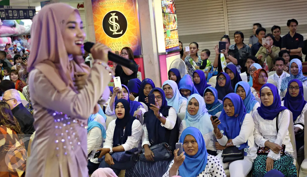 Para penonton pembukaan Pusat Busana Muslim Modern didominasi oleh kaum wanita, Jakarta, Jumat (8/4/2016). Acara tersebut semakin meriah dengan tampilnya penyanyi Fatin. (Liputan6.com/Immanuel Antonius)