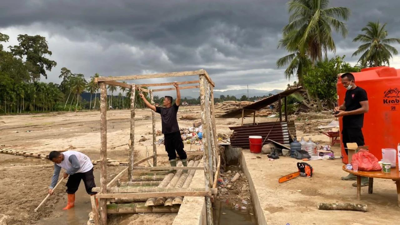 Brimob Polda Sumut Bangun MCK dan Tandon Air Bersih untuk Korban Banjir di Batang Toru