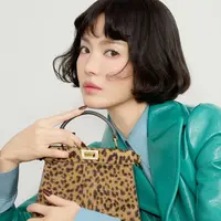 Kampanye ini menghadirkan interpretasi baru dari tas ikonis FENDI Peekaboo yang lebih playful, lebih vibrant, namun tetap menunjukkan identitasnya yang bold dan timeless. [Dok/Fendi].