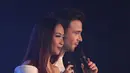 Bersama Gloria, penampilan Shane semakin memukau ketika mereka menyanyikan lagu bertajuk Flying Without Wings. Antusias penonton pun semakin menggebu saat itu. (Bambang E. Ros/Bintang.com)