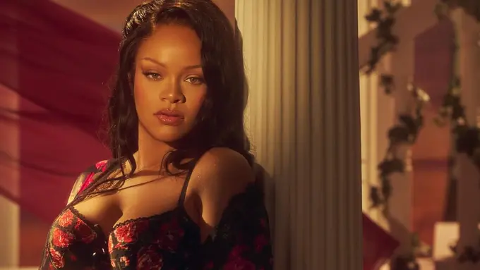 Sambut Valentine, Rihanna Rilis Lingerie yang Terinspirasi dari Dewi Aphrodite dengan Motif Mawar Merah