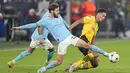 Gelandang Manchester City Bernardo Silva bersaing dengan gelandang Borussia Dortmund Jude Bellingham pada matchday 5 Grup G Liga Champions 2022/2023 di Signal Iduna Park, Rabu (26/10/2022) dini hari WIB. Manchester City berusaha menguasai jalannya laga sejak awal, tetapi mereka kesulitan untuk membongkar pertahanan Borussia Dortmund. (AP Photo/Martin Meissner)