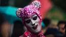 Ekspresi seorang pria berkostum saat mengikuti parade ‘Gay Pride’ di Berlin, Jerman, Sabtu (22/7). Pendukung gay dan lesbian berpesta setelah Parlemen Jerman melegalkan pernikahan sesama jenis. (AP/Markus Schreiber)
