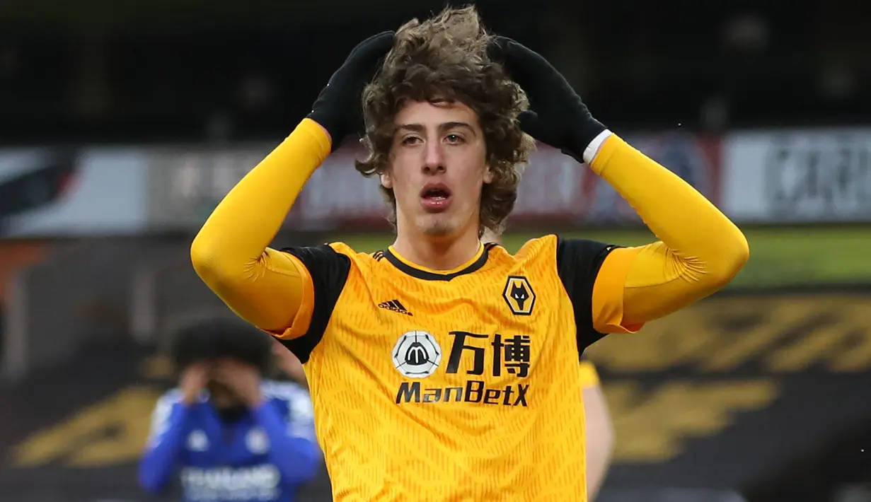 Fabio Silva. Striker berusia 19 tahun ini didatangkan Wolverhampton dari FC Porto pada awal musim 2020/2021. Di musim pertamanya di Liga Inggris, ia tampil dalam 32 laga dengan mencetak 4 gol dan 3 assist. Di musim ini ia baru tampil 9 kali dan sempat terkena COVID-19. (AFP/Pool/Nick Potts)