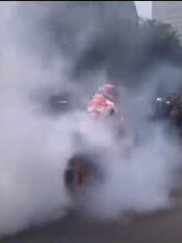 Marc Marquez melakukan burnout saat parade MotoGP Mandalika 2022 di Jakarta