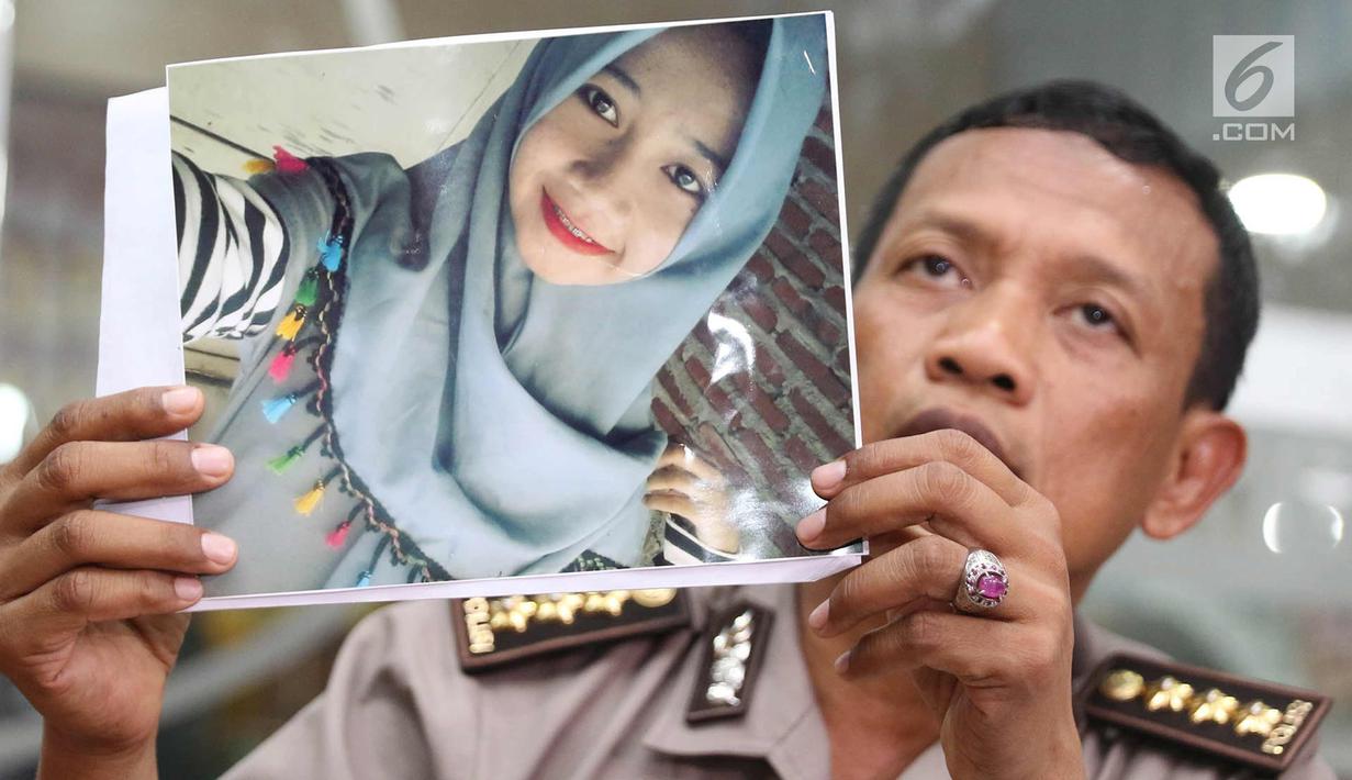 Kabiddokpol Pusdokkes RS Polri Kombes Pol Pramujoko menunjukkan foto korban kebakaran pabrik kembang api di RS Polri, Kramat Jati, Jakarta Timur, Jumat (27/10). Satu orang korban berhasil teridentifikasi bernama Surnah. (Liputan6.com/Immanuel Antonius)