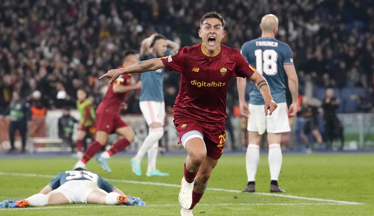 Pemain AS Roma, Paulo Dybala, melakukan selebrasi setelah mencetak gol ke gawang Feyenoord pada laga leg kedua perempat final Liga Europa di Stadion Olimpico, Jumat (21/4/2023). (AP Photo/Alessandra Tarantino)