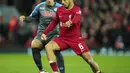 <p>Gelandang Liverpool, Thiago mengontrol bola dari kawalan pemain Napoli, Giovanni Di Lorenzo pada pertandingan lanjutan Grup A Liga Champions di stadion Anfield di Liverpool, Inggris, Rabu (2/11/2022). Perolehan angka Liverpool sama seperti yang dimiliki Napoli, namun rivalnya dari Italia itu unggul produktivitas gol. (AP Photo/Jon Super)</p>