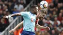 Bek Arsenal, Shkodran Mustafi, duel udara dengan striker Bournemouth, Jermain Defoe, pada laga Premier League di Stadion Emirates, London, Sabtu (9/9/2017). Arsenal menang 3-0 atas Bournemouth. (AFP/Ian Kington)