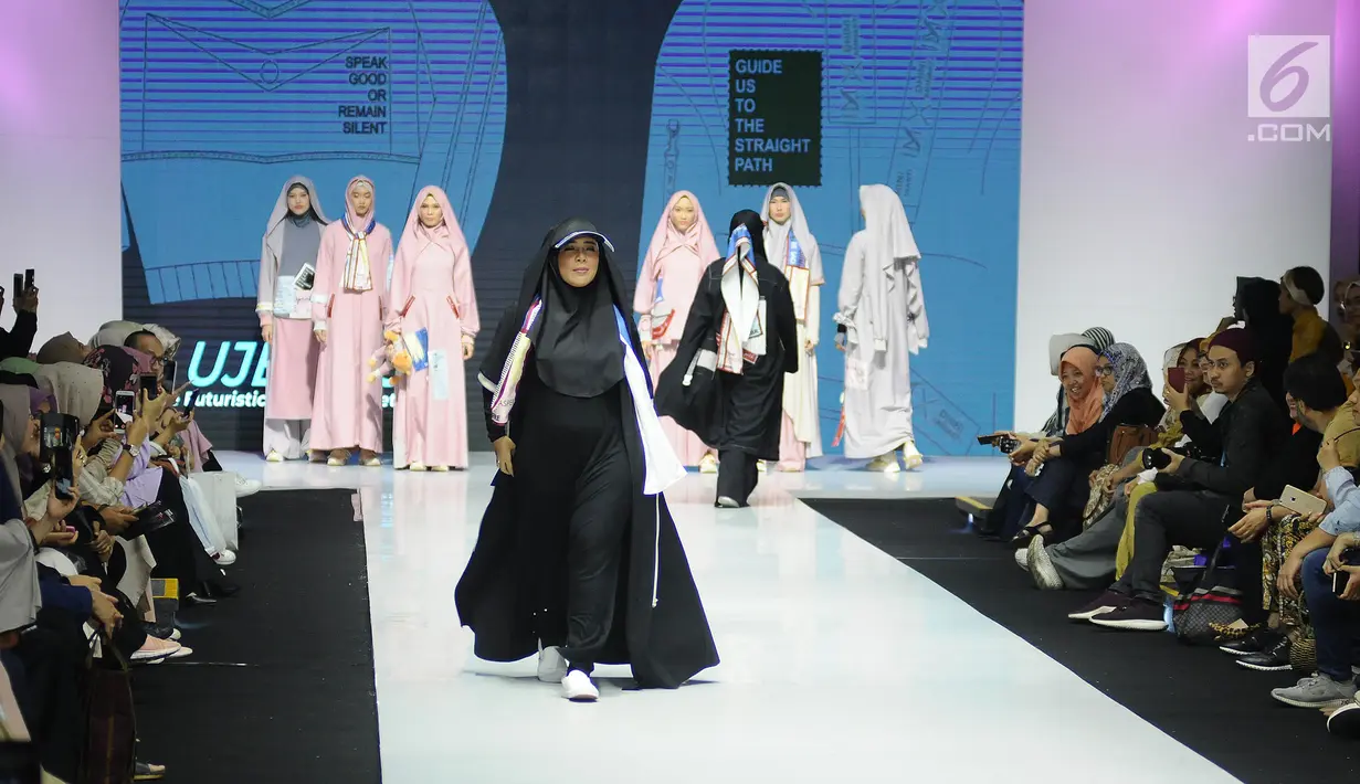 Model mengenakan busana rancangan IM Syari  x Dini Aminarti saat Muslim Fashion Festival (MUFFEST) 2019 di JCC, Jakarta, Jumat (3/5/2019). IFI (INTERNATIONAL) X KOREA K-STREET BY GLINGREEM menampilkan rancangan IM x Dini Aminarti Sebanyak 11 koleksi busana hijab. (Liputan6.com/Herman Zakharia)