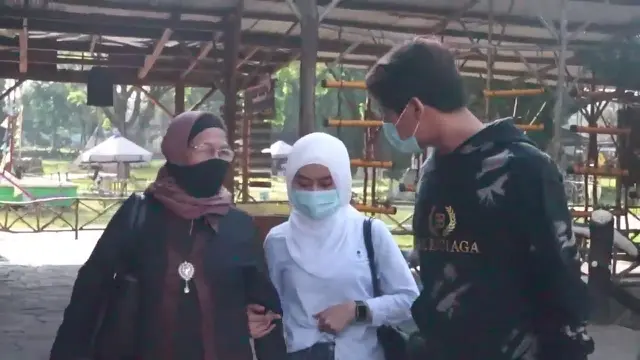 Momen Liburan Keluarga Rizky Billar di Bandung, Didampingi Lesty Kejora. (Sumber: YouTube/Rizky Billar)