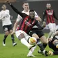 Penyerang AC Milan,  Rafael Leao menendang bola dari kawalan bek Lille, Sven Botman  pada pertandingan H Liga Europa di Stadion San Siro, di Milan, Italia, Kamis (5/11/2020). Lille menang telak atas AC Milan 3-0. (AP Photo/Luca Bruno)