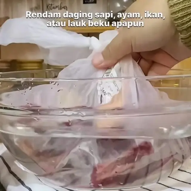 Hanya Butuh 7 Menit, Begini Trik Cairkan Daging Beku Tetap Higienis Tanpa Perlu Dipanaskan
