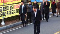 Presiden Korea Selatan yang dimakzulkan Yoon Suk Yeol menyapa para pendukungnya setelah keluar dari pusat penahanan di Uiwang, Korea Selatan, Sabtu (8/3/2025). (Dok. AP/Kim Do-hun/Yonhap)