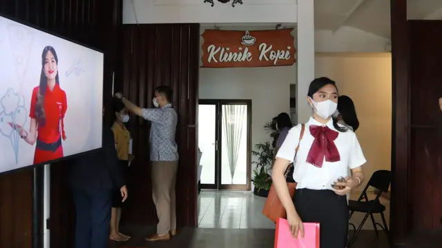 Proses pengukuran tinggi badan dalam seleksi penerimaan calon awak kabin super air jet di Banyuwangi (Istimewa)